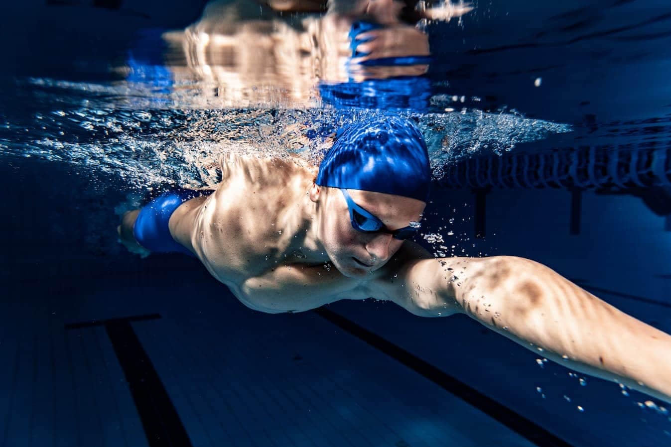 Schwimmer trägt Schwimmbrille mit Sehstärke